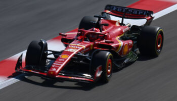 Leclerc è 1° a metà del Day 2 dei test del Bahrain di F1, ma la Ferrari si ferma per… un tombino