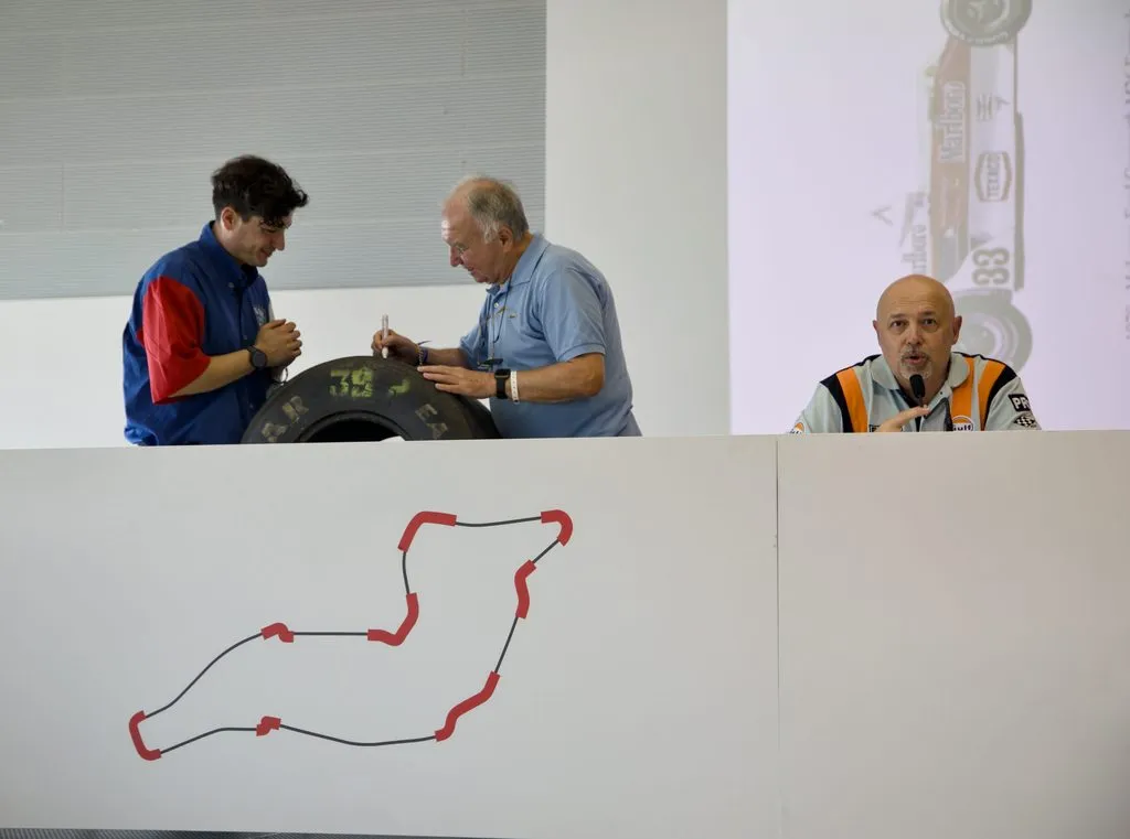 Bruno Giacomelli autografa lo pneumatico della Life del 1990