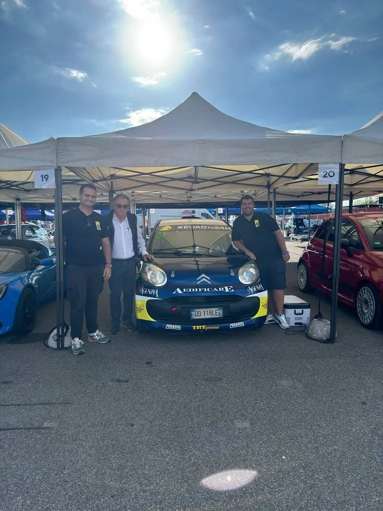Gian Carlo Minardi posa con i ragazzi di AWSM e la loro C1