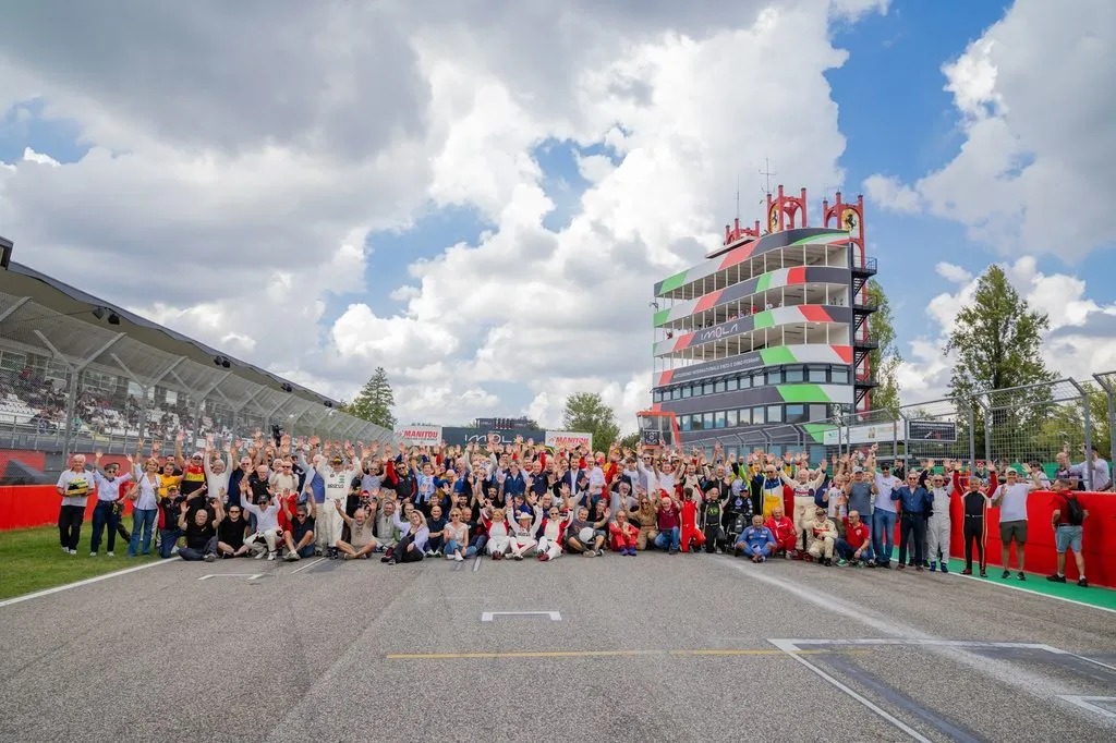 La tradizionale foto di gruppo dell'Historic Minardi Day 2026