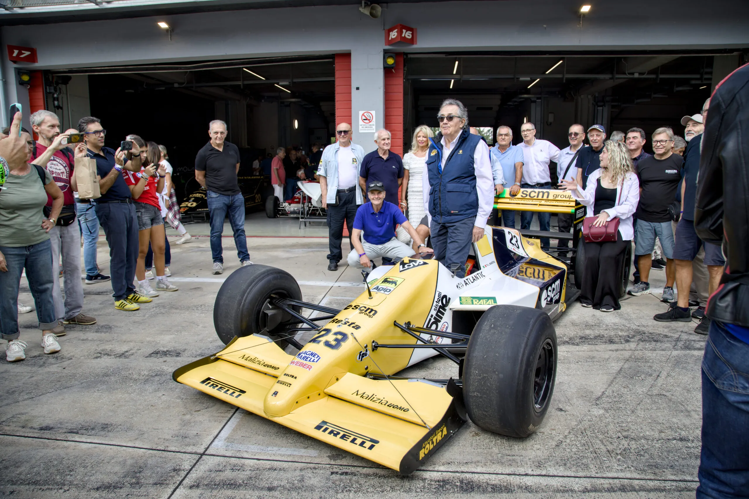 Il patron Gian Carlo Minardi sulla M189- Cosworth