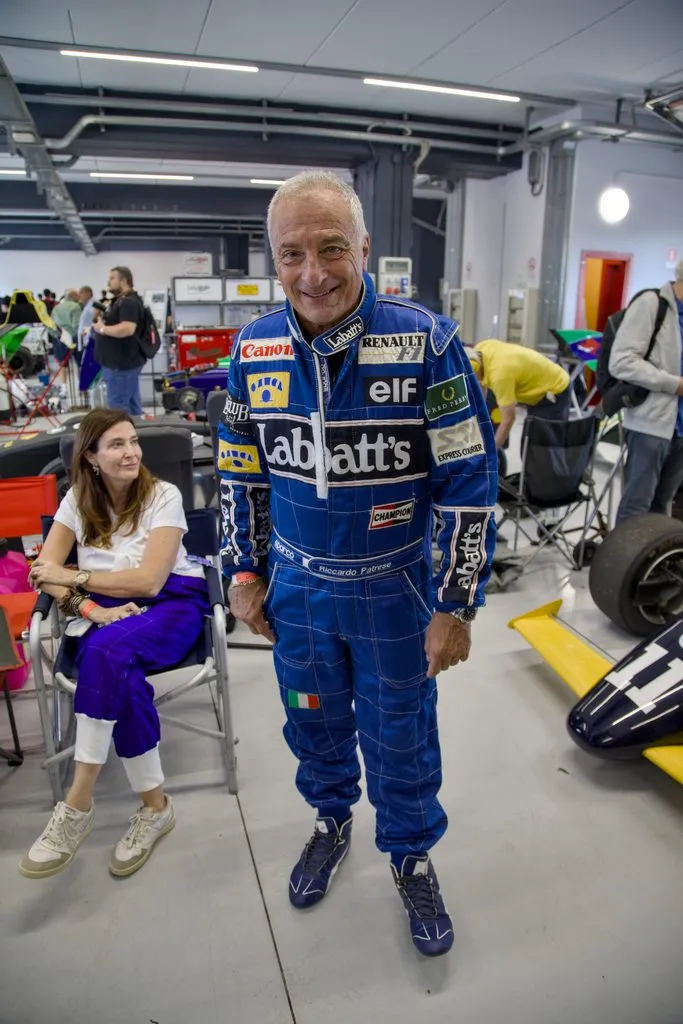 Riccardo Patrese con la tuta della stagione 1992 che lo ha visto vice campione del mondo F1