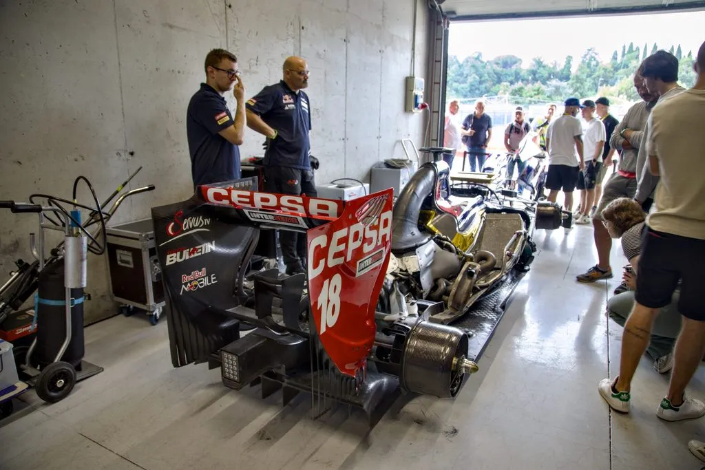 Il V8 Ferrari della Toro Rosso STR8 del 2013 fa bella mostra di sè