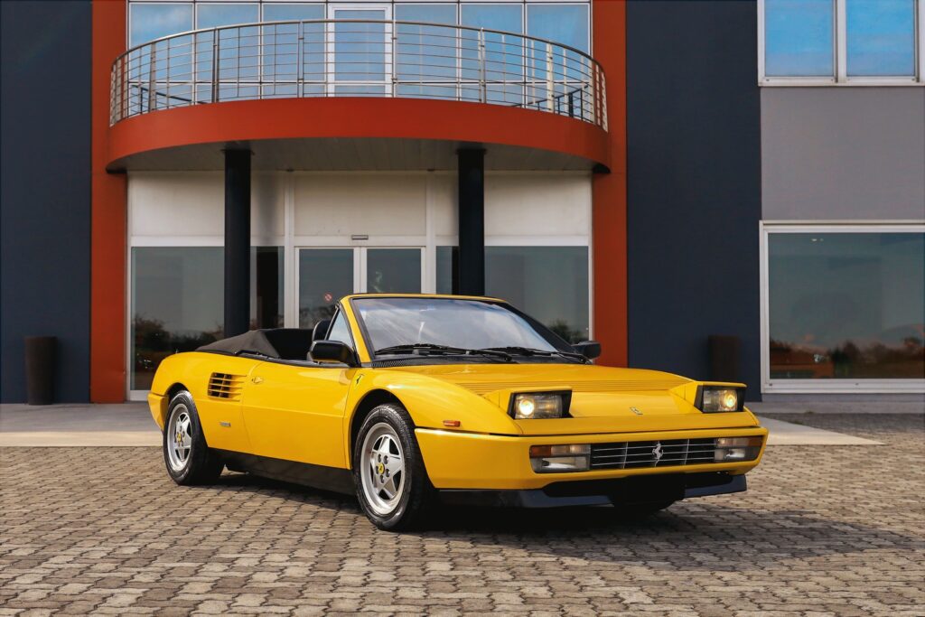 Vista di 3/4 anteriore della Ferrari Mondial T all'asta