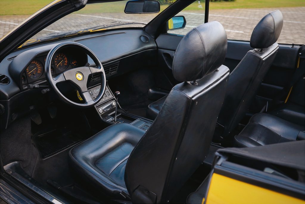 L'interno della Ferrari Mondial T all'asta