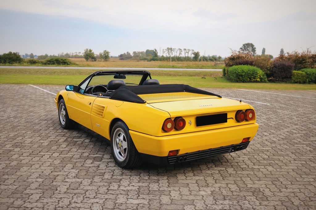 Vista di 3/4 posteriore della Ferrari Mondial T all'asta