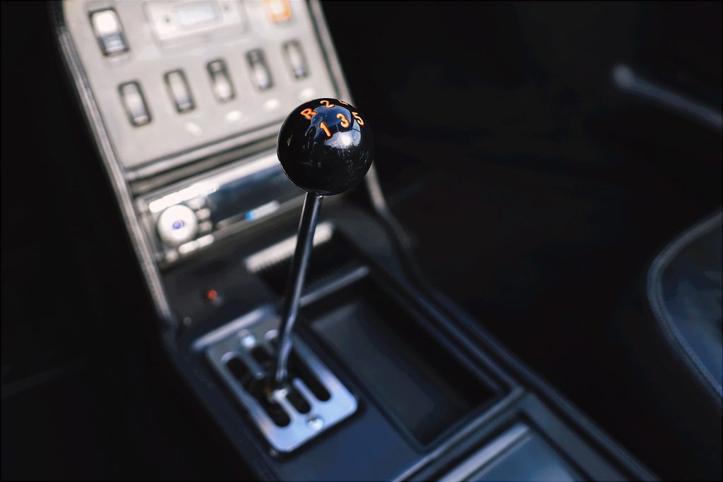 L'iconica griglia del cambio Ferrari Mondial T all'asta. Notare la prima in basso