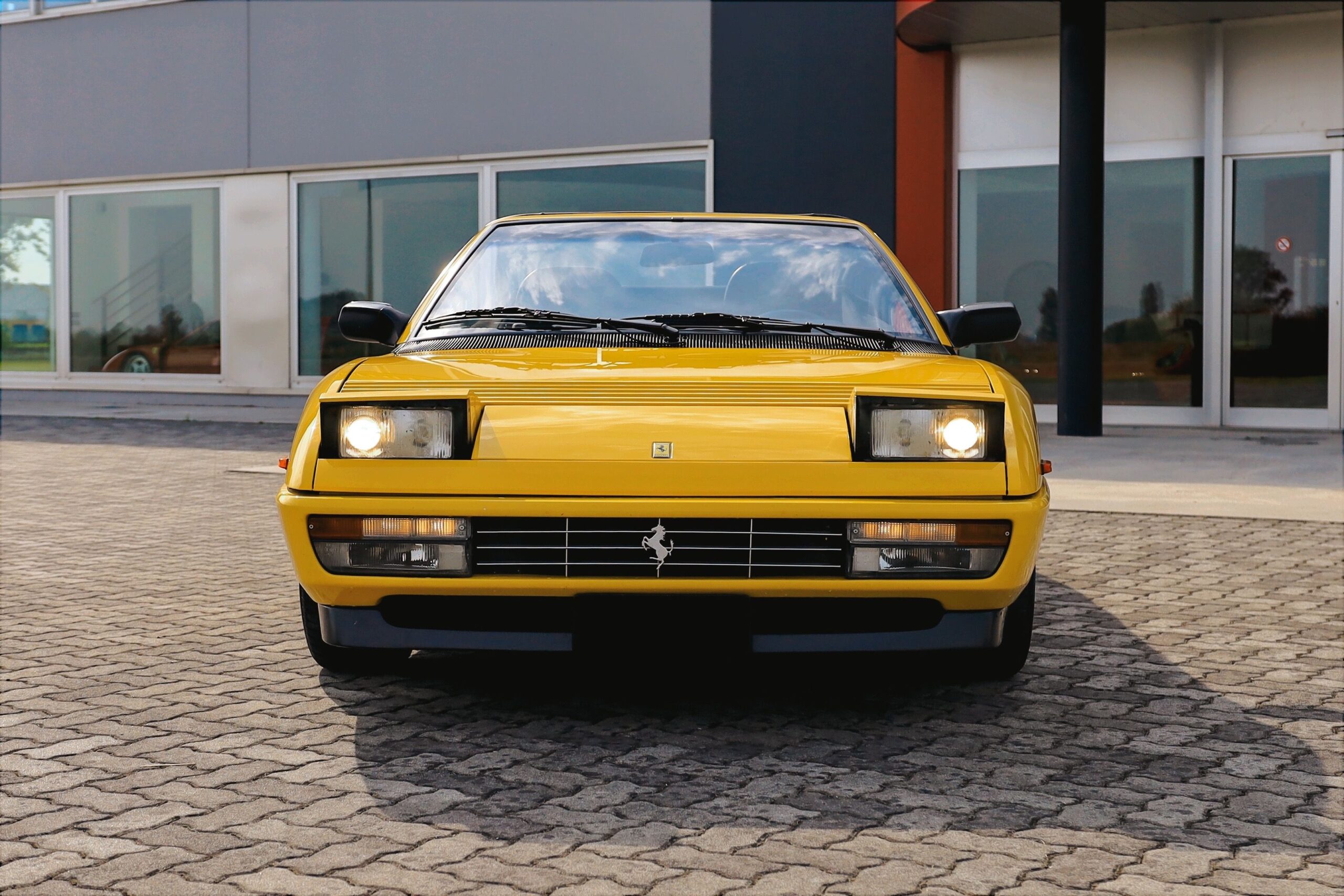 Vista frontale della Ferrari Mondial T all'asta