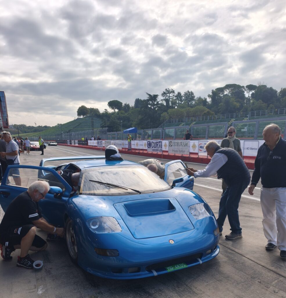 L'esemplare blu della MCA GTB Centenaire all'ultimo Historic Minardi Day