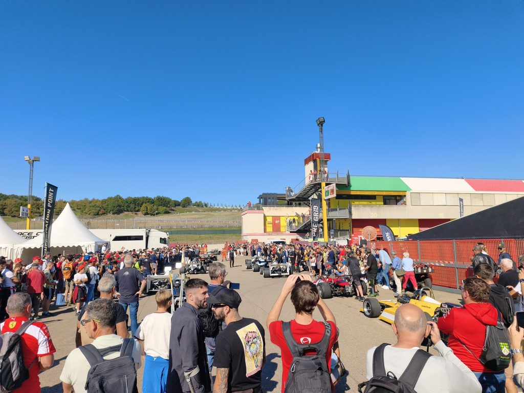 Sabato mattina la folla scorta le F3 all'ingresso del tracciato - Immagine Claudio Raspanti