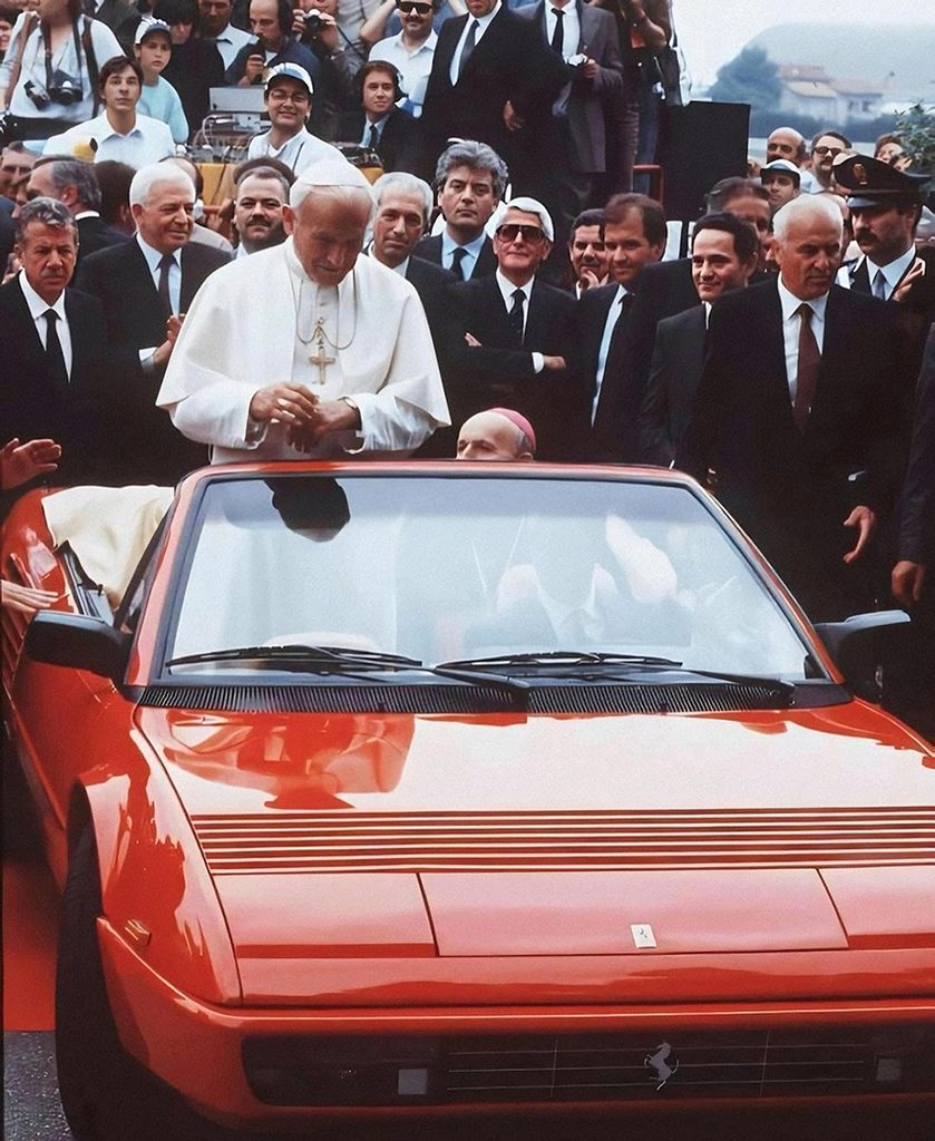 Papa Giovanni Paolo II in visita a Maranello su di una Mondial 3.2 Cabriolet