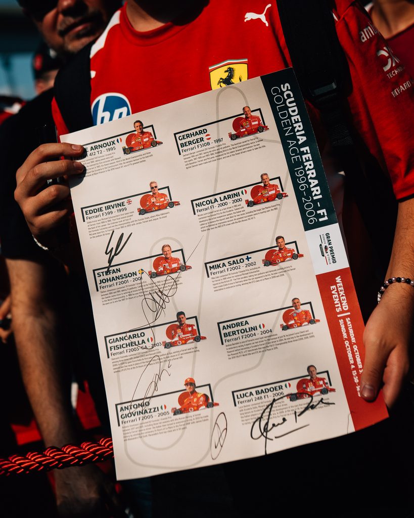 Un tifoso mostra orgogliosamente gli autografi raccolti durante la manifestazione - Immagine HVM Racing