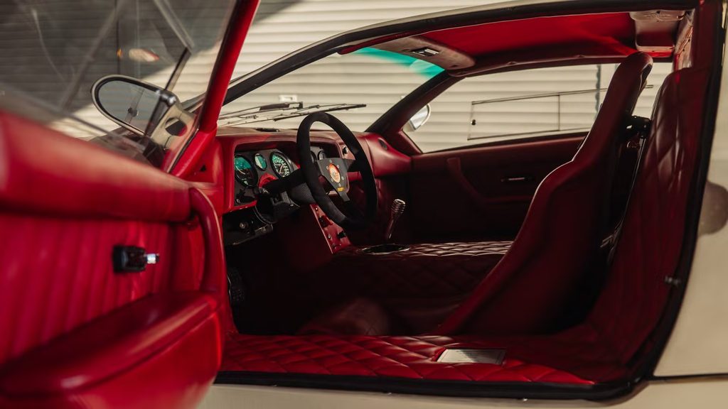 L'interno in pelle rossa della MCA GTB Centenaire all'asta - Immagine Broad Arrow